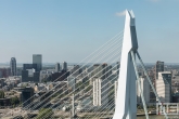 Het uitzicht op de Erasmusbrug en de binnenstad in Rotterdam