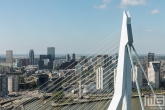 Het uitzicht op de Erasmusbrug en de binnenstad in Rotterdam