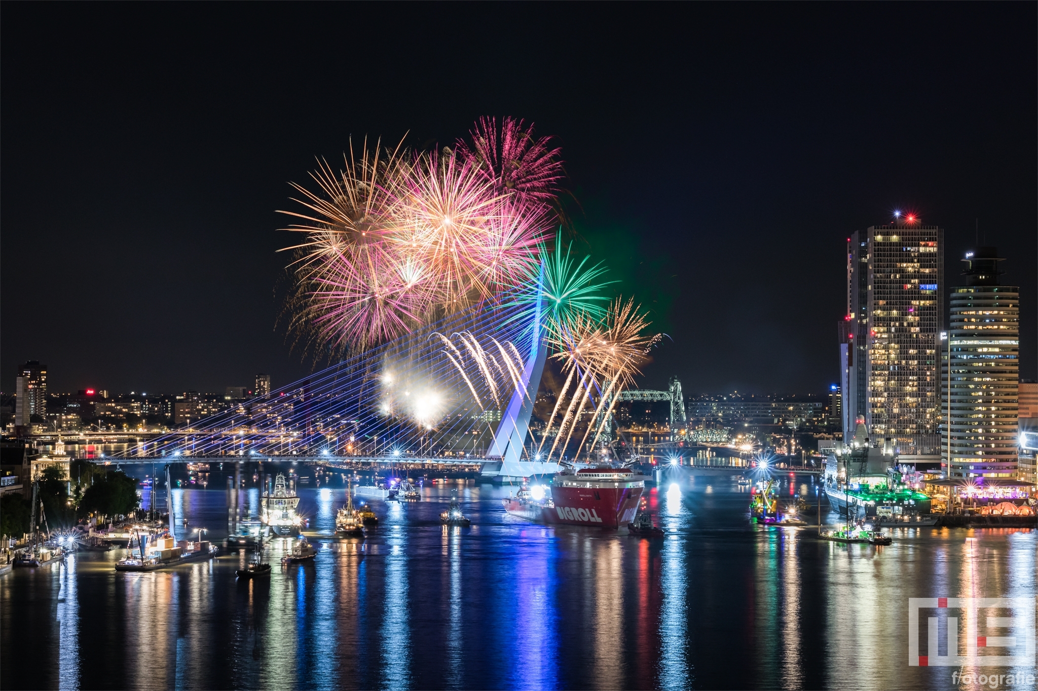 Te Koop | Het vuurwerk tijdens het avondprogramma van de Wereldhavendagen in Rotterdam met de Erasmusbrug