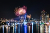 Het vuurwerk tijdens het avondprogramma van de Wereldhavendagen in Rotterdam met de Erasmusbrug