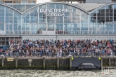 De bezoekers op de tribune bij de Cruise Terminal in Rotterdam tijdens de Wereldhavendagen