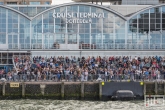 De bezoekers op de tribune bij de Cruise Terminal in Rotterdam tijdens de Wereldhavendagen