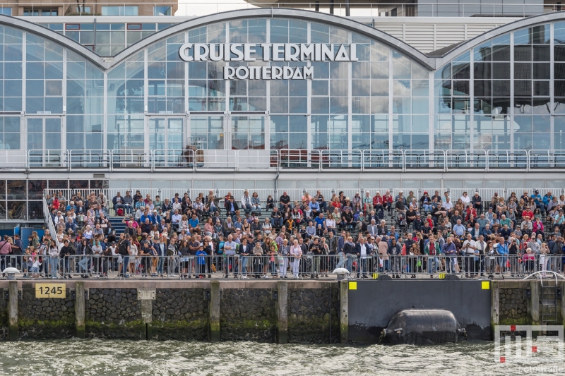 De bezoekers op de tribune bij de Cruise Terminal in Rotterdam tijdens de Wereldhavendagen