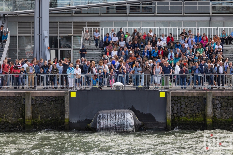 De bezoekers  achter de hekken bij de Cruise Terminal in Rotterdam tijdens de Wereldhavendagen