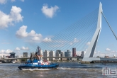 De sleepboot Faiplay XI met de Erasmusbrug in Rotterdam tijdens de Wereldhavendagen