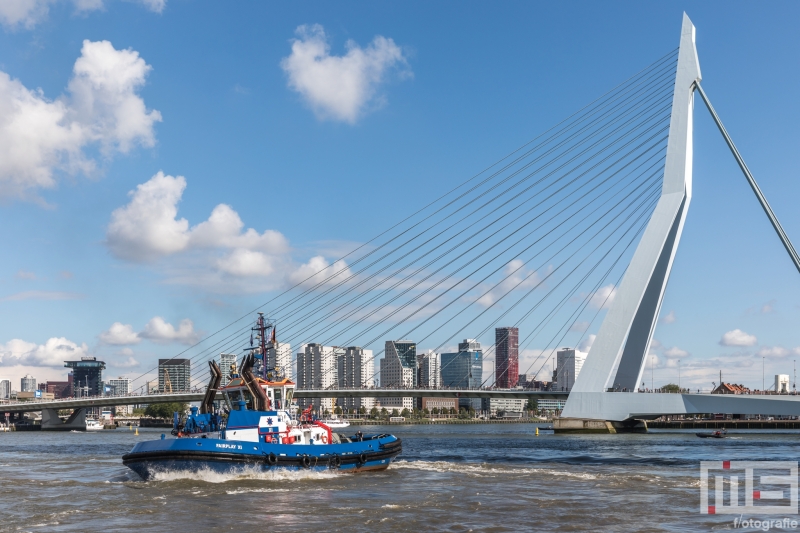 De sleepboot Faiplay XI met de Erasmusbrug in Rotterdam tijdens de Wereldhavendagen