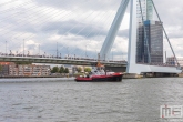 De sleepboot Union 7 van Kotug met de Erasmusbrug in Rotterdam tijdens de Wereldhavendagen