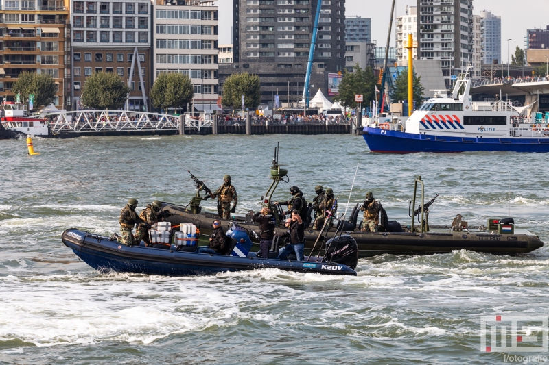 De demonstratie van de marine met twee boten tijdens de Wereldhavendagen in Rotterdam