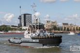 De sleepboot Hybrid A872 met de Euromast in Rotterdam tijdens de Wereldhavendagen