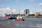 De sleepboot Faiplay XI en ZP Chalone met de Euromast in Rotterdam tijdens de Wereldhavendagen