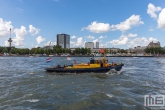 De Havendienst 2 met de Euromast in Rotterdam tijdens de Wereldhavendagen