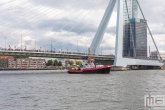 De sleepboot Union 7 van Kotug met de Erasmusbrug in Rotterdam tijdens de Wereldhavendagen