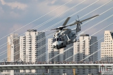 De demonstratie van de marine helikopter tijdens de Wereldhavendagen in Rotterdam