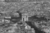 Te Koop | De Arc du Triomphe op de Champs Elysee in Parijs in zwart/wit
