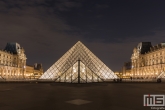 Te Koop | De piramide van het Louvre Museum in Parijs in nachtelijke uren