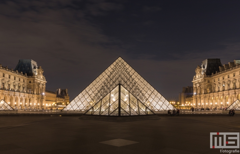 Te Koop | De piramide van het Louvre Museum in Parijs in nachtelijke uren