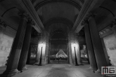 Te Koop | De Louvre Museum in Parijs in nachtelijke uren in zwart/wit