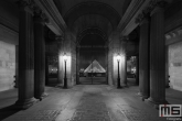 Te Koop | De zuilen en poort van het Louvre Museum in Parijs in nachtelijke uren in zwart/wit