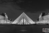 Te Koop | De piramide van het Louvre Museum in Parijs in nachtelijke uren in zwart/wit