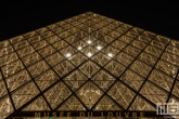 De piramide van het Louvre Museum in Parijs in nachtelijke uren