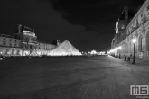 De piramide van het Louvre Museum in Parijs in nachtelijke uren in zwart/wit