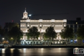 Het Wereldmuseum Rotterdam tijdens de nachtelijke uren in Rotterdam