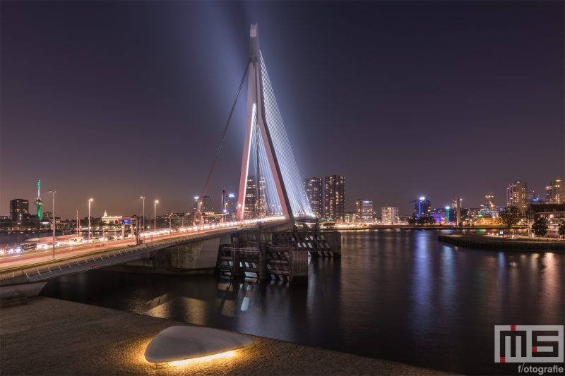 Te Koop | De Erasmusbrug in Rotterdam tijdens het blauwe uurtje in Rotterdam met de Euromast