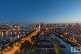 De skyline van Rotterdam tijdens de zonsondergang