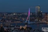 De Erasmusbrug in Rotterdam in het paars voor Wereld Prematurendag