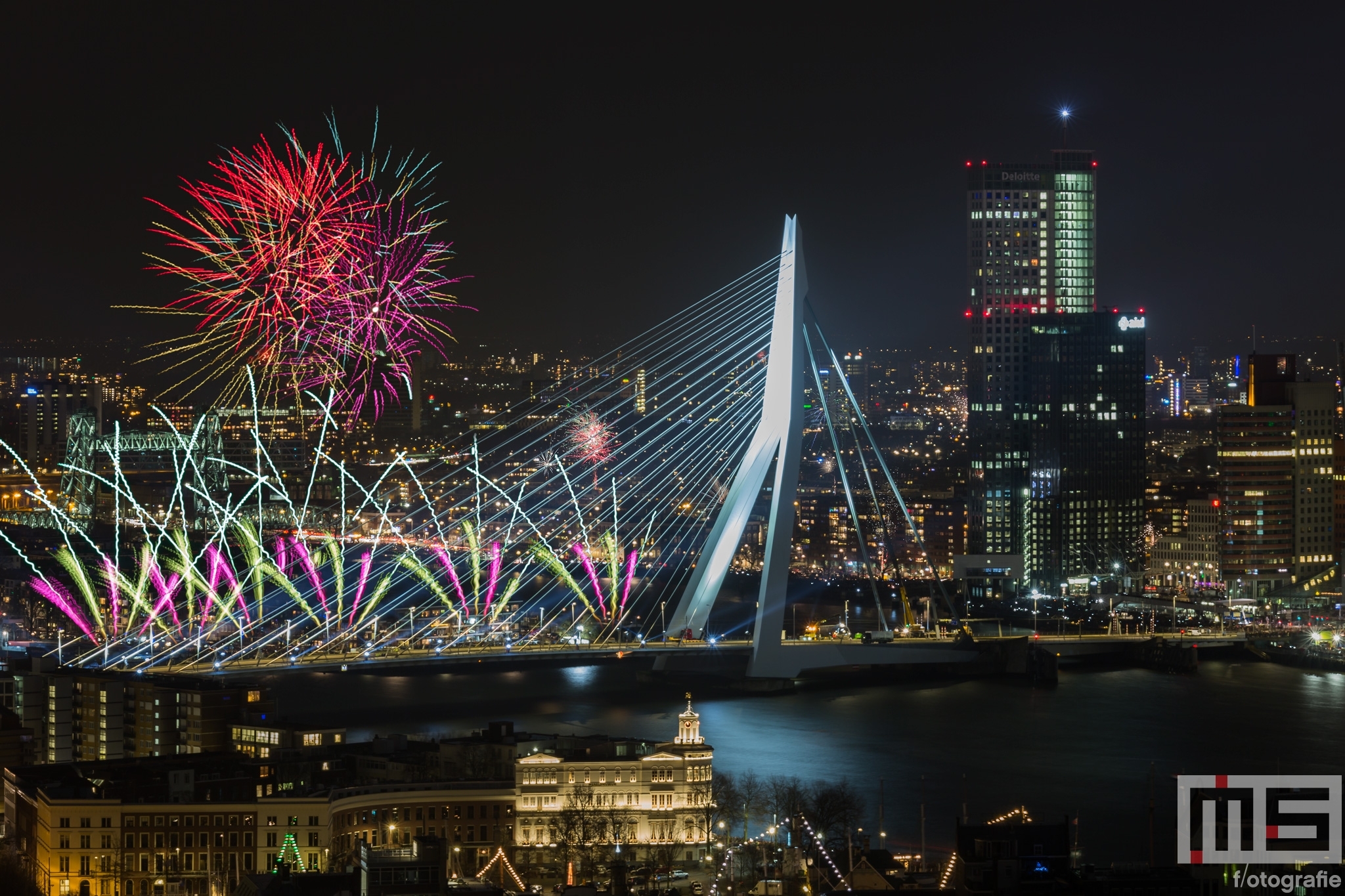 Te Koop | Het Nationale Vuurwerk op de Erasmusbrug in Rotterdam tijdens Oud en Nieuw