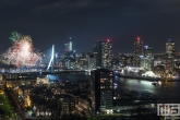 Te Koop | De avondshow met siervuurwerk tijdens het Nationale Vuurwerk bij de Erasmusbrug in Rotterdam