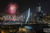 De avondshow met vuurwerk tijdens het Nationale Vuurwerk bij de Erasmusbrug in Rotterdam