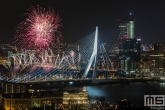 De avondshow met vuurwerk tijdens het Nationale Vuurwerk bij de Erasmusbrug in Rotterdam