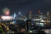 Te Koop | De avondshow met siervuurwerk tijdens het Nationale Vuurwerk bij de Erasmusbrug in Rotterdam