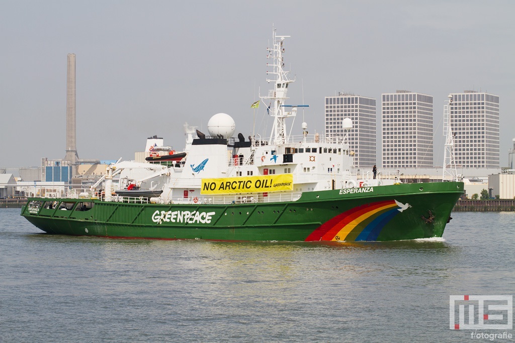 Het Greenpeace schip Esperanza in Rotterdam