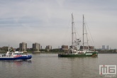 De havenpolitie P3 begeleid het Greenpeace schip Rainbow Warrior in Rotterdam