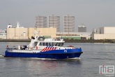 De havenpolitie P3 begeleid de Greenpeace schepen Esperanza en Rainbow Warrior in Rotterdam