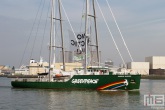 Het Greenpeace schip Rainbow Warrior in Rotterdam