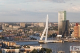 Te Koop | De Erasmusbrug en de Maastoren in Rotterdam tijdens zonsondergang