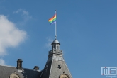 De Regenboogvlag op het Stadhuis van Rotterdam