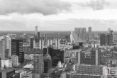 De skyline van Rotterdam met de Leuvehaven en de Erasmusbrug