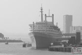 Het ss Rotterdam in Rotterdam Katendrecht in zwart/wit