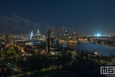 Te Koop | De skyline van Rotterdam met het Feyenoord Stadion De Kuip verlicht voor een speelavond