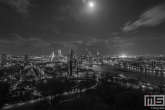 Te Koop | De skyline van Rotterdam met het Feyenoord Stadion De Kuip verlicht voor een speelavond in zwart/wit