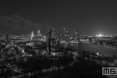 Te Koop | De skyline van Rotterdam met het Feyenoord Stadion De Kuip verlicht voor een speelavond in zwart/wit