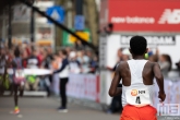 De loper Abera Kuma tijdens de NN Marathon Rotterdam op de Coolsingel in Rotterdam