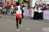 De loper Abera Kuma tijdens de NN Marathon Rotterdam op de Coolsingel in Rotterdam