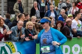 De laatste loper van de NN Marathon Rotterdam op de Coolsingel in Rotterdam