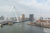 De start van de NN Marathon Rotterdam aan de voet van de Erasmusbrug in Rotterdam