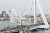 De start van de NN Marathon Rotterdam aan de voet van de Erasmusbrug in Rotterdam met de sierspuiters van het Havenbedrijf Rotterdam